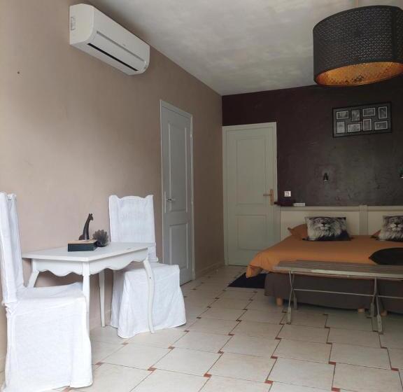 חדר סטנדרט עם מיטת קינג, Mas Des Cigognes