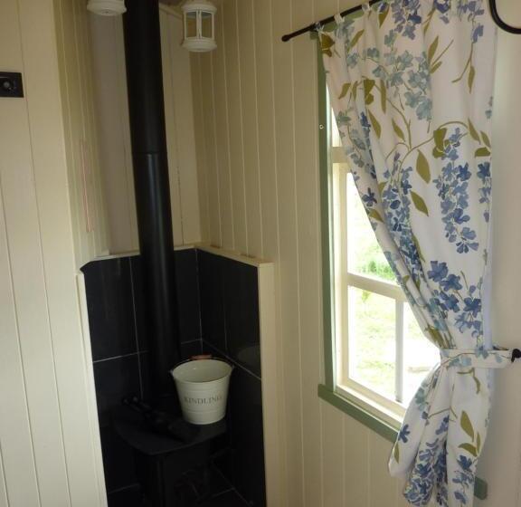 בית, חדר שינה 1, The Buteland Stop Rosie Off Grid Shepherds Hut