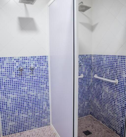 חדר משפחתי, Albergue Rojo Plata