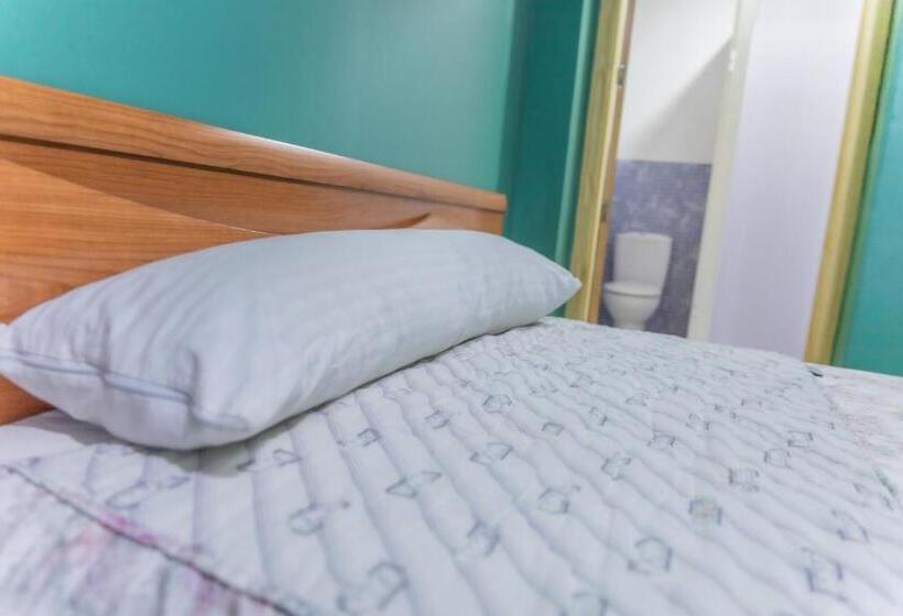 חדר משפחתי, Albergue Rojo Plata