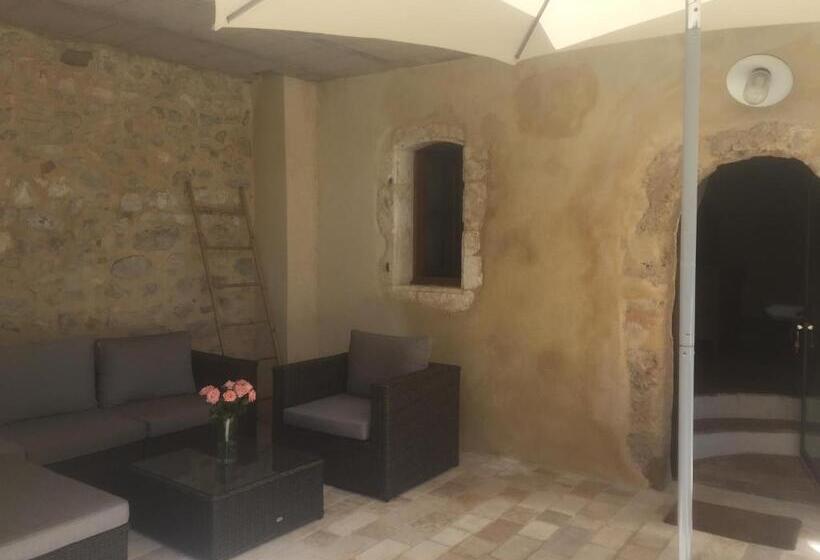 带露台的套间, Le Village