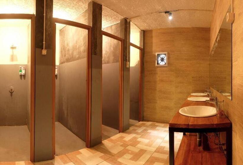 מיטה בחדר משותף, Tani Jiwo Hostel