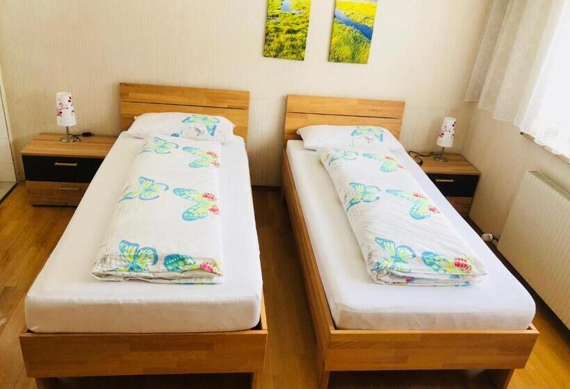 Номер Стандарт, Wei Wei S Hostel