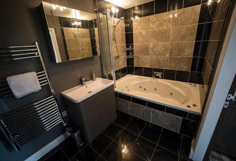 غرفة ديلوكس ثلاثية, Whitehouse B&b