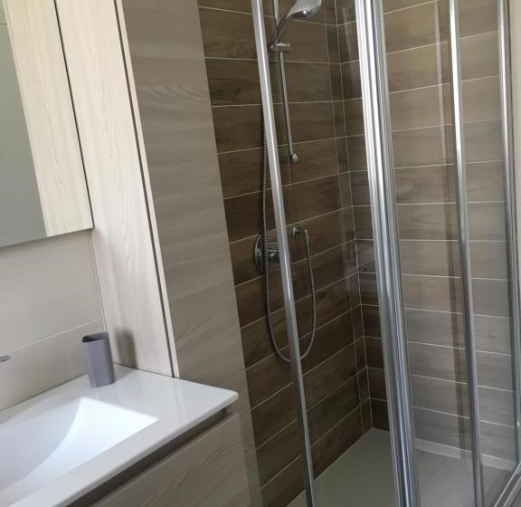 דירת חדר, Home