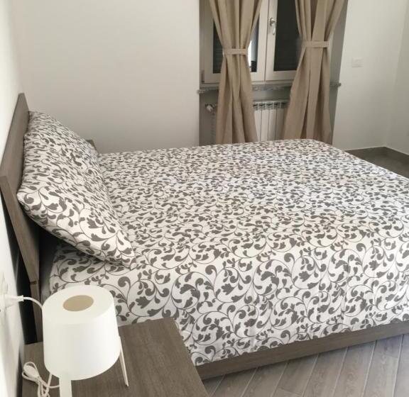 דירת חדר, Home