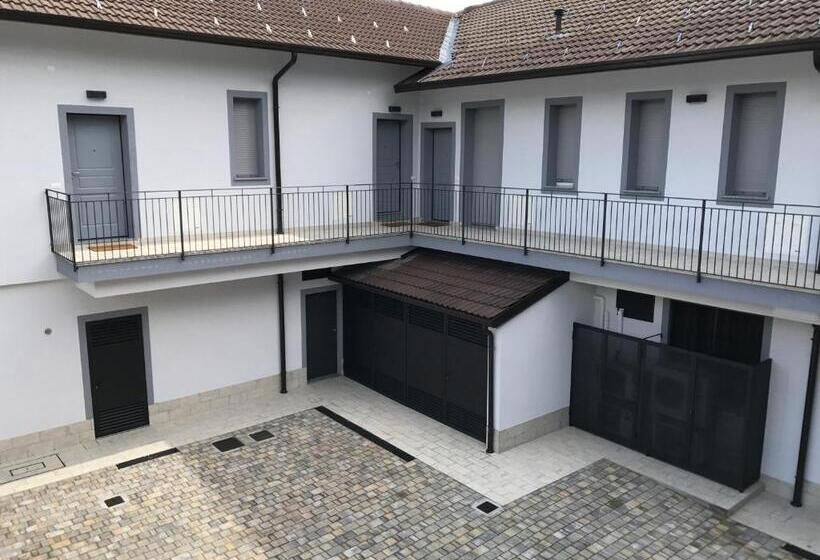 דירת שני חדרים, Home