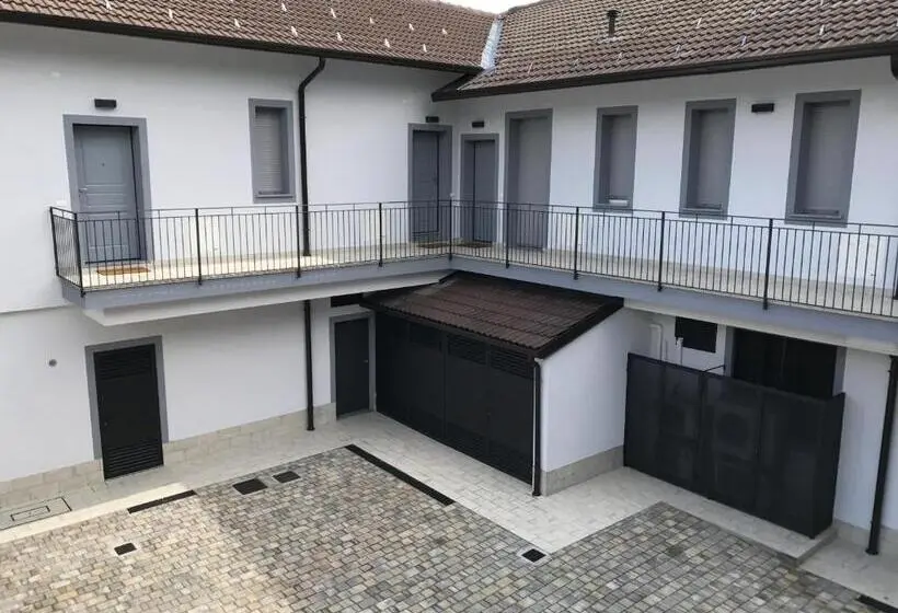 ２ベッドルームアパートメント, Home