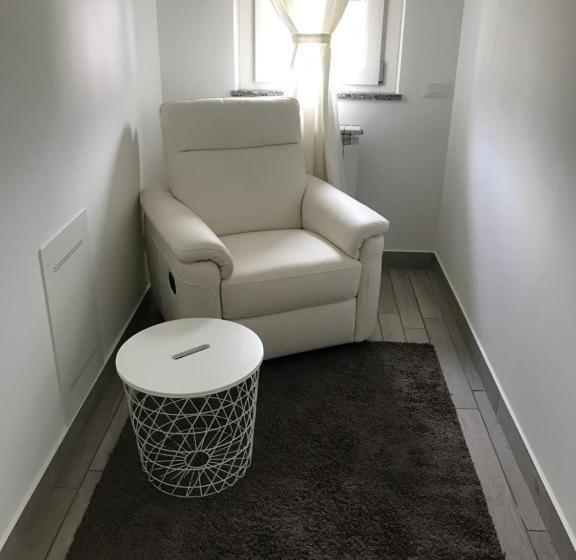 דירת שני חדרים, Home