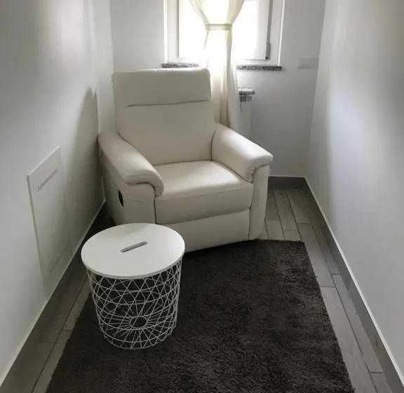 ２ベッドルームアパートメント, Home