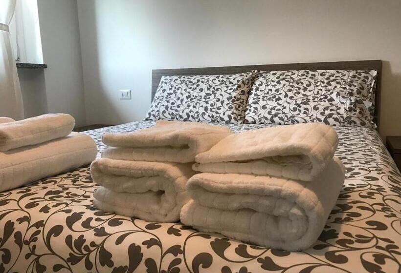 דירת שני חדרים, Home