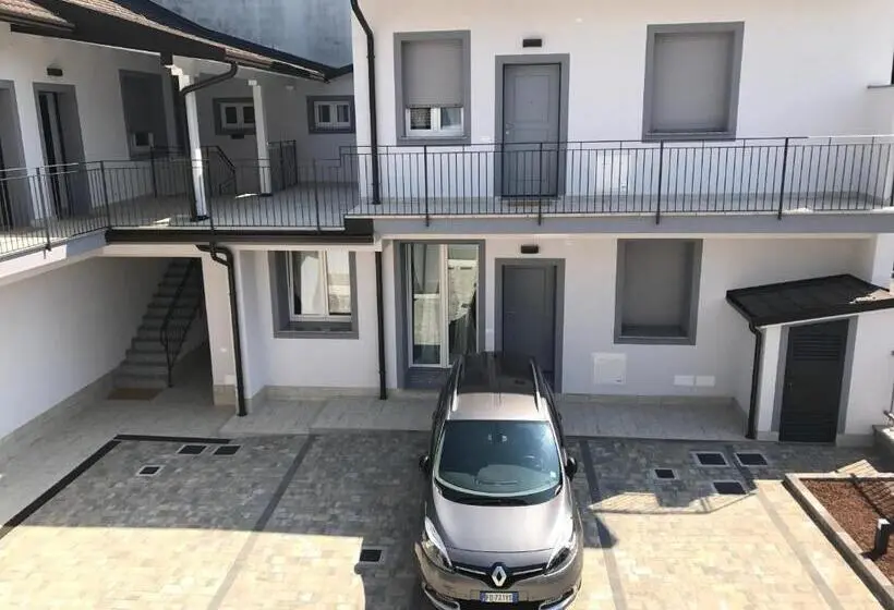 ２ベッドルームアパートメント, Home
