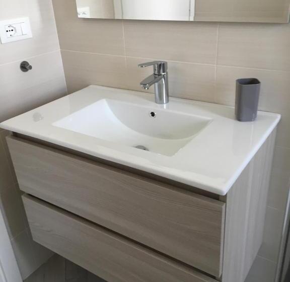 חדר משפתחתי סופריור, Home