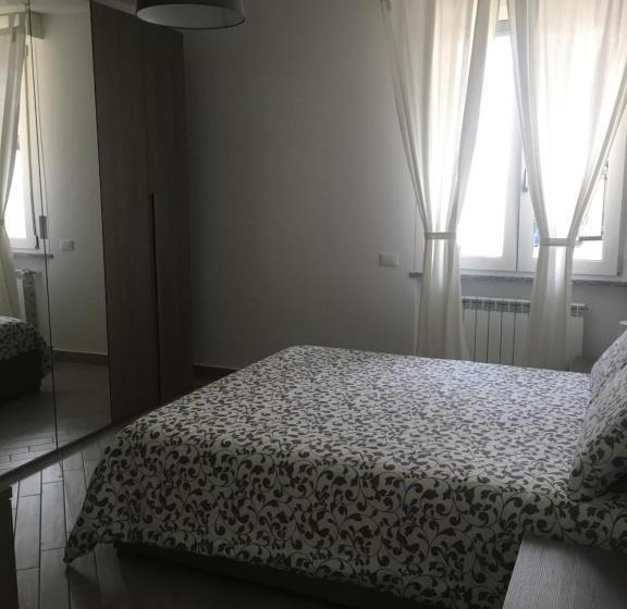 דירת חדר, Home