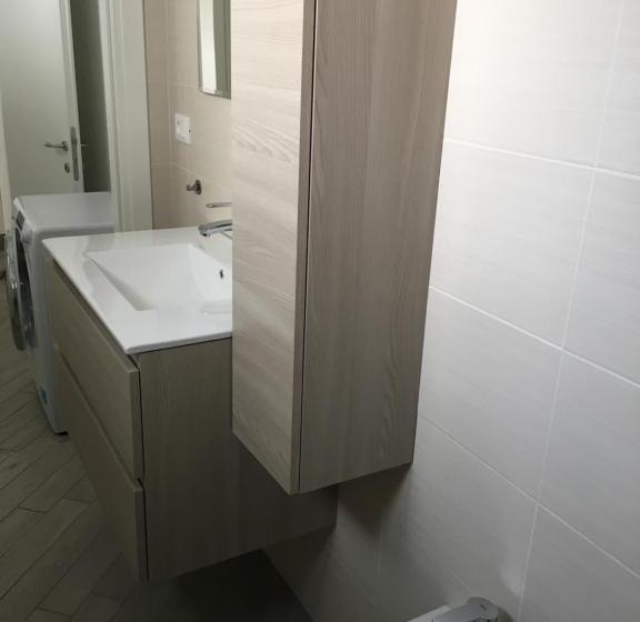 דירת חדר, Home