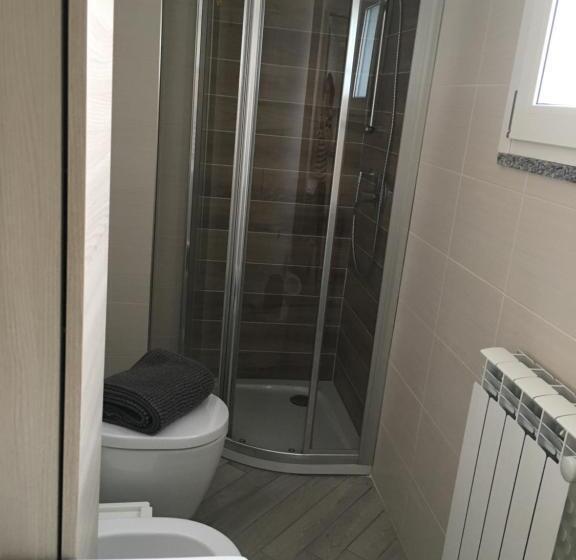 דירת חדר, Home