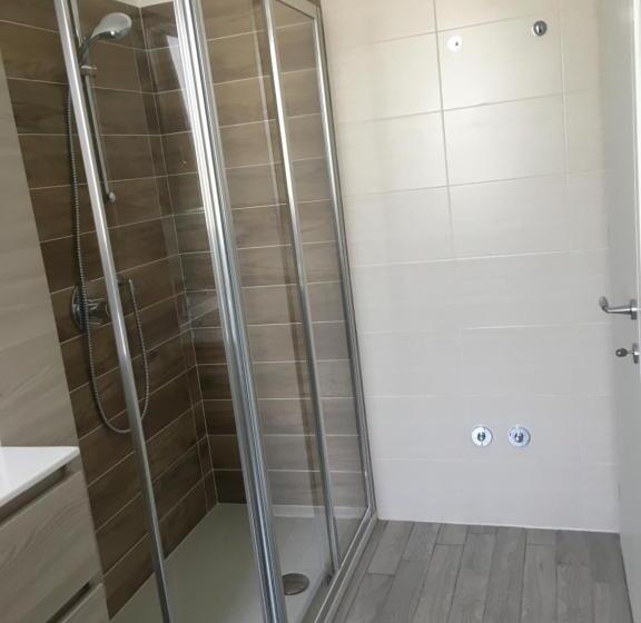 דירת חדר, Home