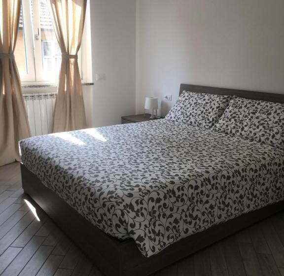 דירת חדר, Home