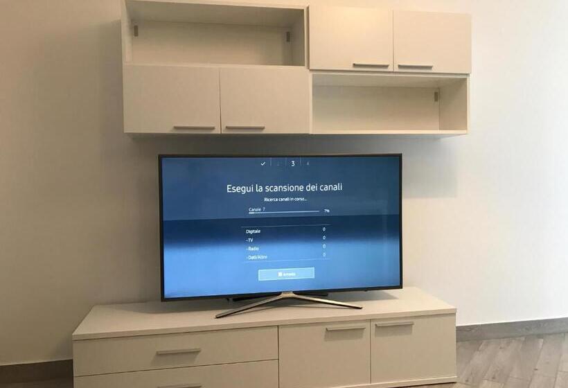 דירת שני חדרים, Home