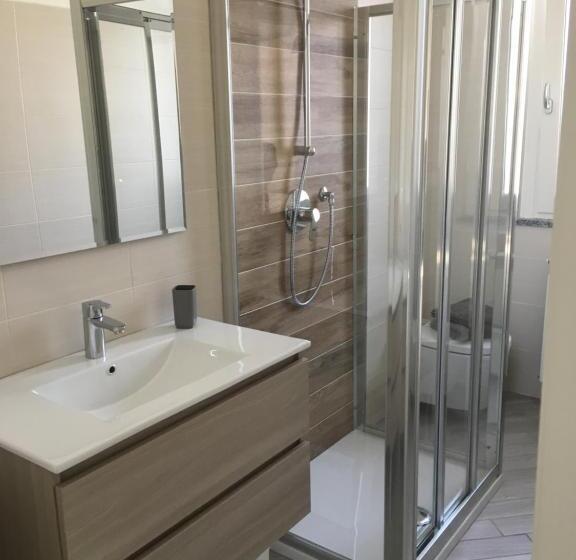 דירת שני חדרים, Home