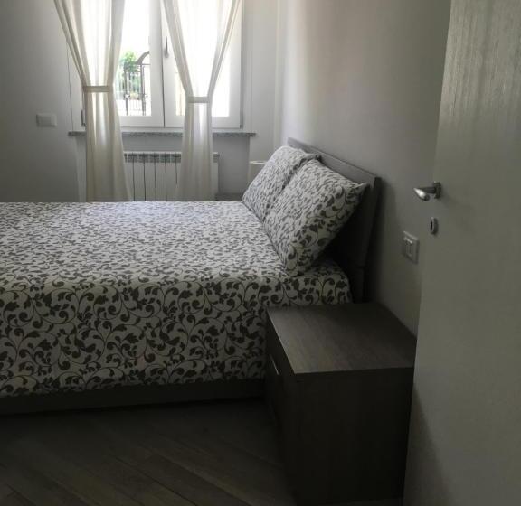 דירת שני חדרים, Home