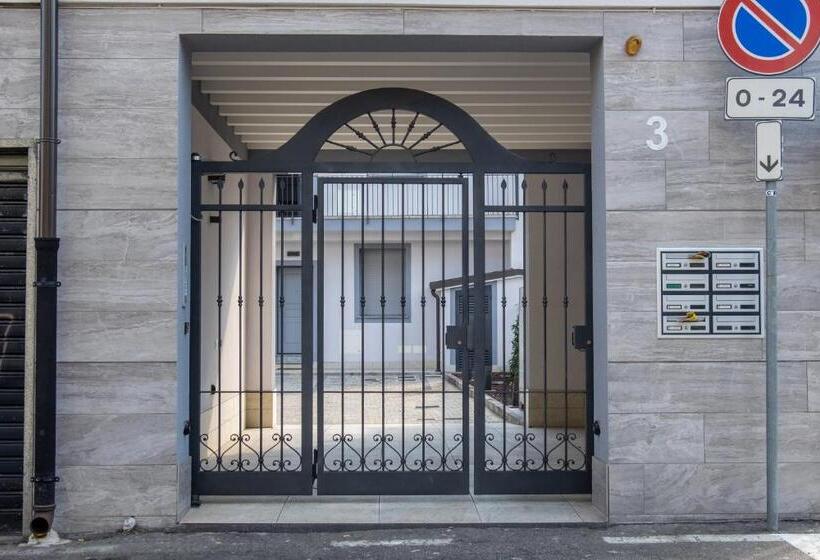 חדר דלוקס, Home