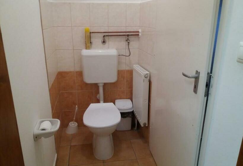 패밀리 룸 공용 욕실, Tolnay Kúria és Vendégház