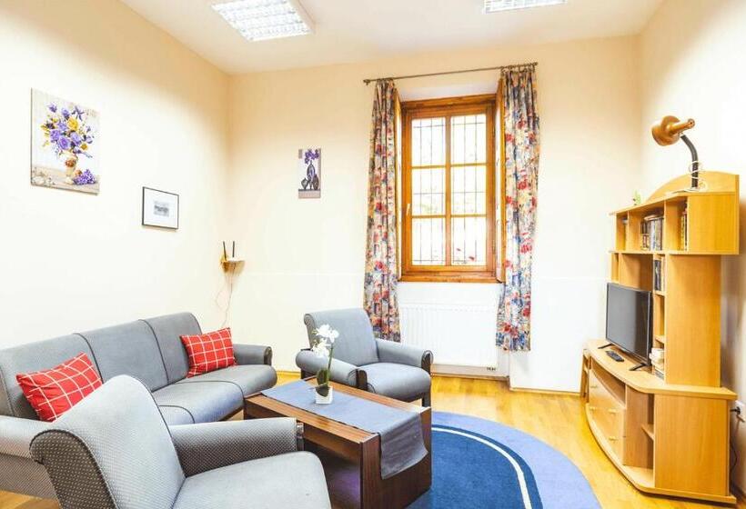 Номер Стандарт, Tolnay Kúria és Vendégház