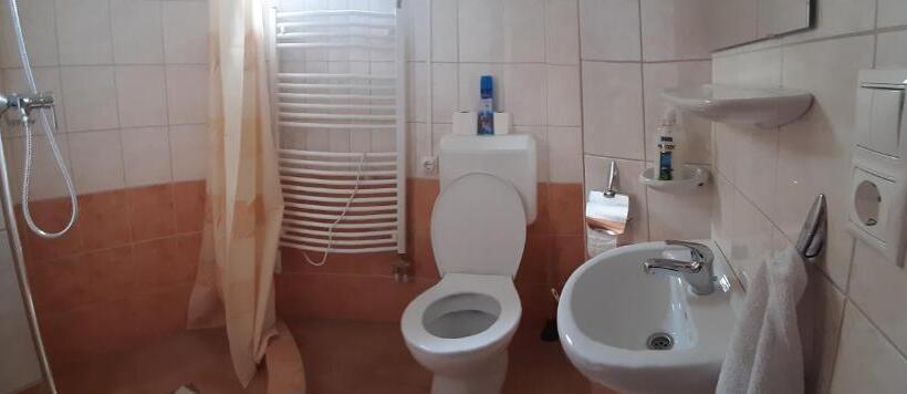 스탠다드 룸 공동 욕실, Tolnay Kúria és Vendégház