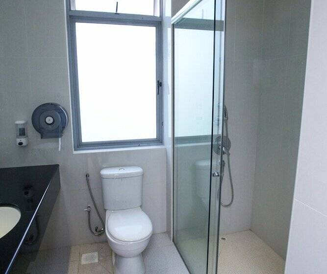 اتاق خانوادگی, New Cape Inn