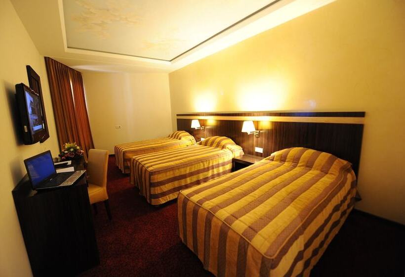 חדר סטנדרט לשלושה, Rive