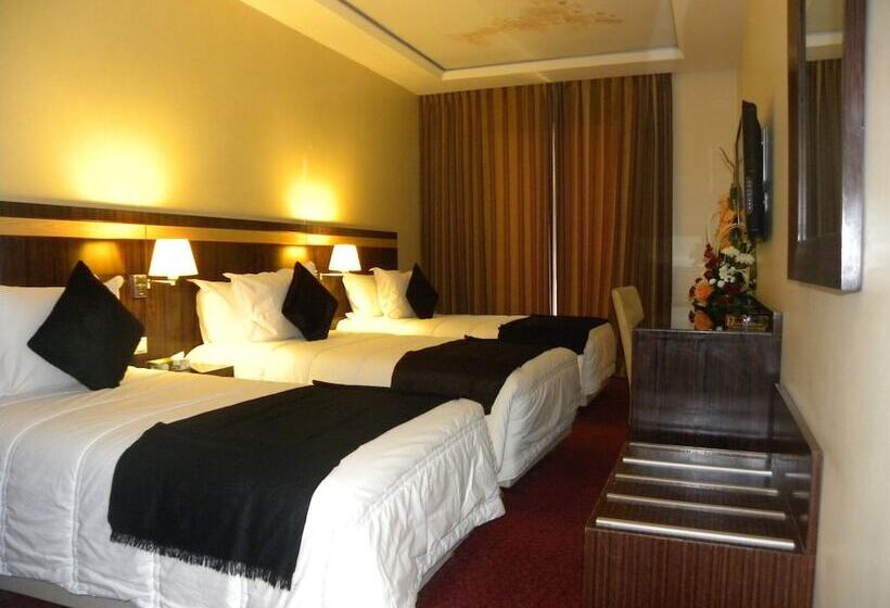 חדר סטנדרט לשלושה, Rive