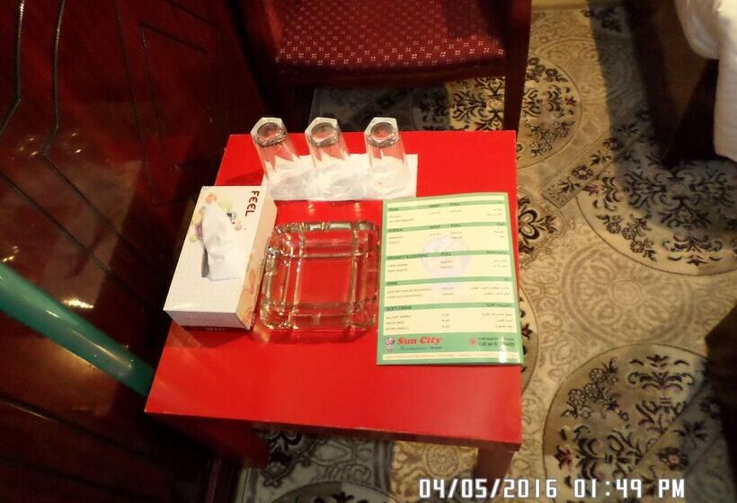 标准三人间, Sun City International