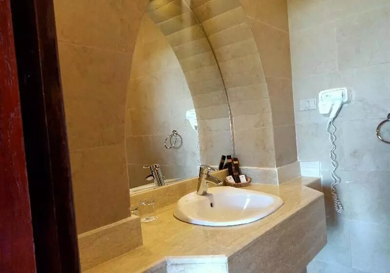 سوییت جونیور با چشم‌انداز دریا, Utopia Beach Club
