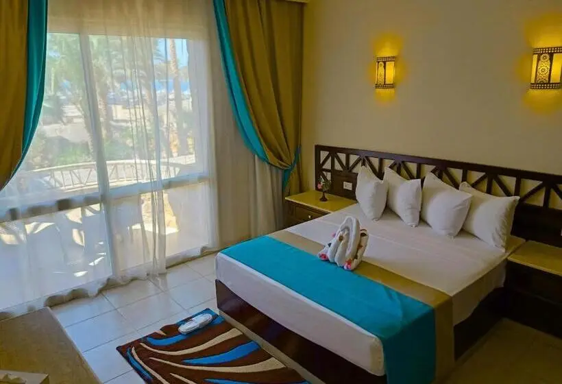 سوییت جونیور با چشم‌انداز دریا, Utopia Beach Club
