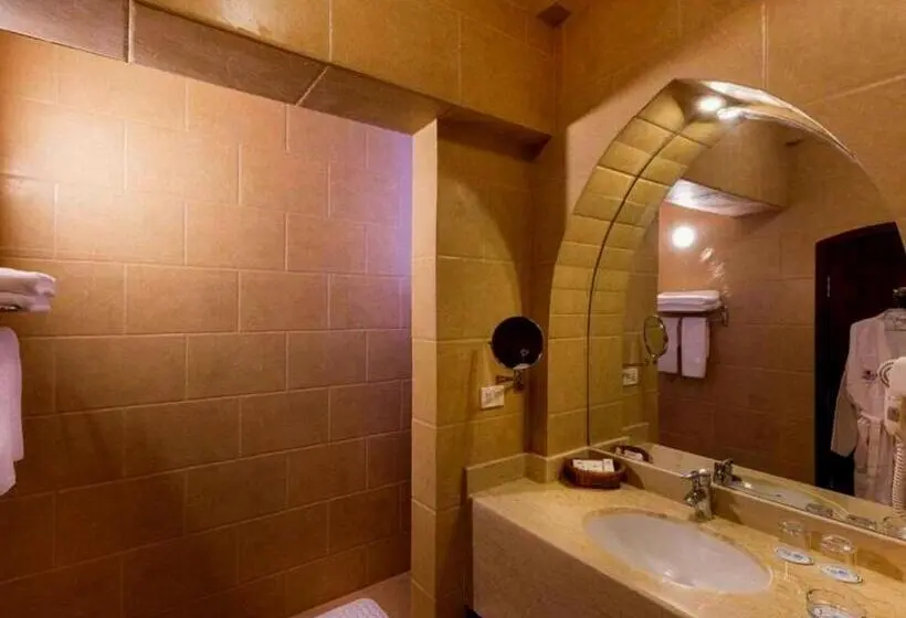 بانگلوی استاندارد, Utopia Beach Club