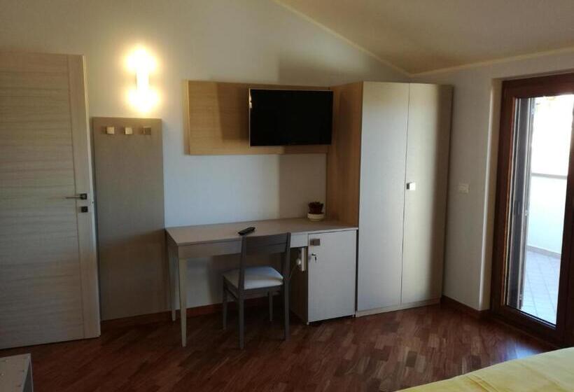 חדר סטנדרט לשלושה, Fonte Nuova Penne