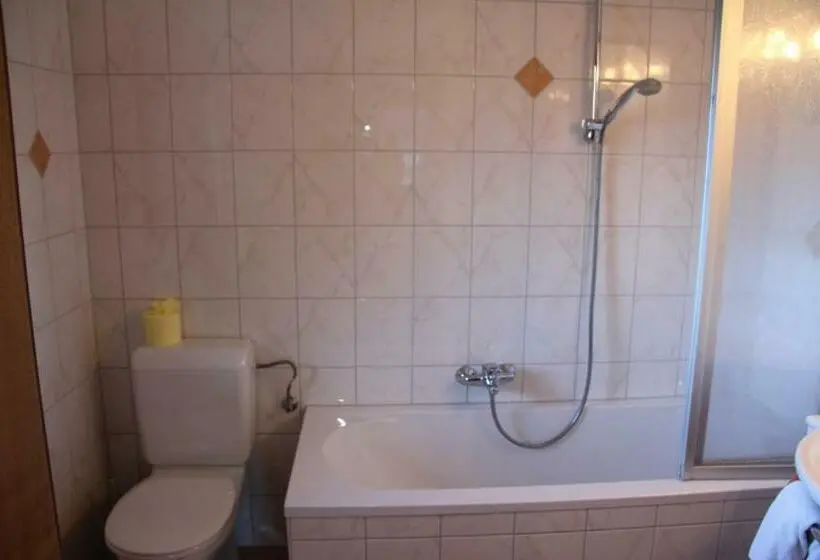 اتاق استاندارد سه نفره, Pension Schwemberger Ohne Frühstück