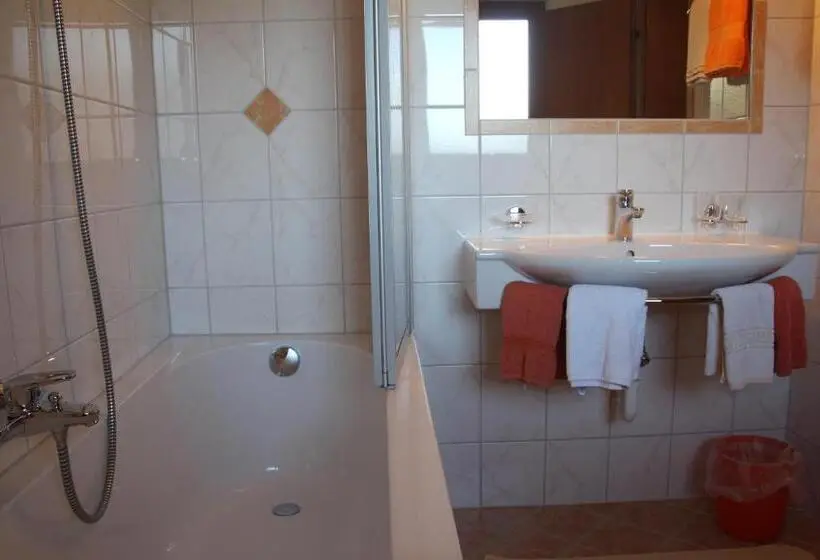 اتاق استاندارد سه نفره, Pension Schwemberger Ohne Frühstück