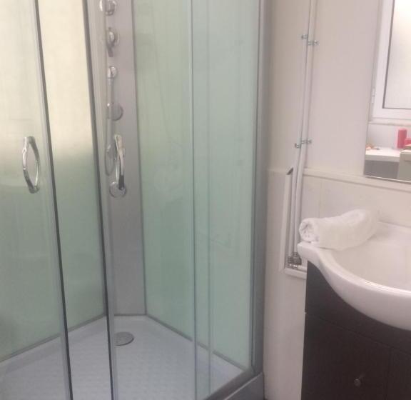 تختخواب در اتاق مشترک, Divine House Of Graça