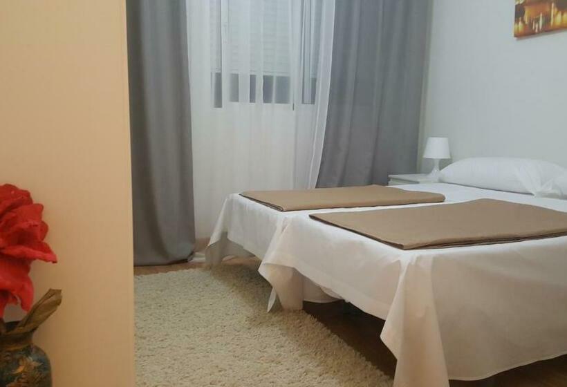 اتاق استاندارد با سرویس بهداشتی مشترک, Pension Yna Holiday