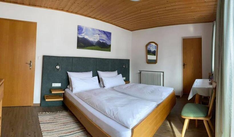 标准间带阳台, Frühstückspension Gästehaus Zum Weissen Rössl