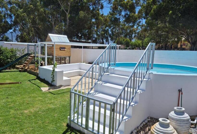 شقة غرفة واحدة, Greenhouse Accommodation