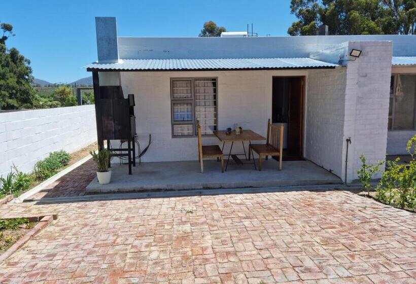 شقة غرفة واحدة, Greenhouse Accommodation