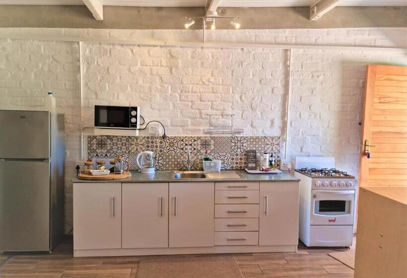 شقة غرفة واحدة, Greenhouse Accommodation