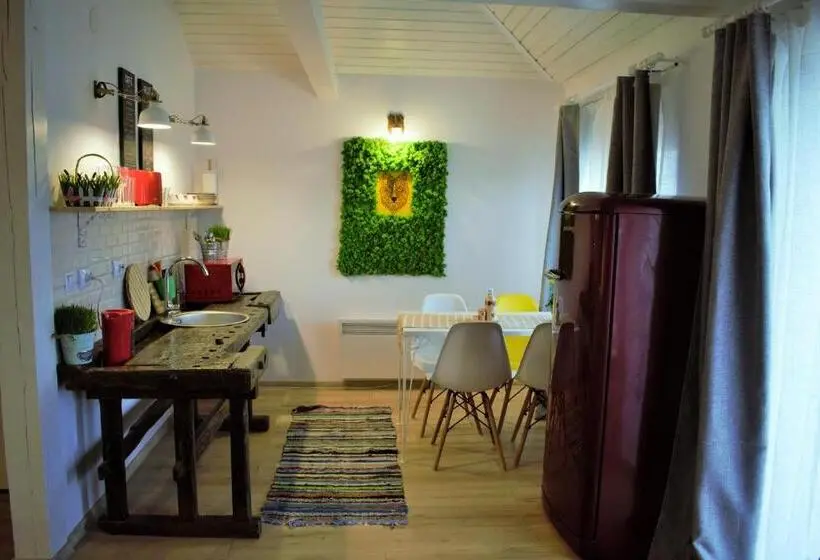 Bungalow Familiar, Hanu Lu Mos Opinca
