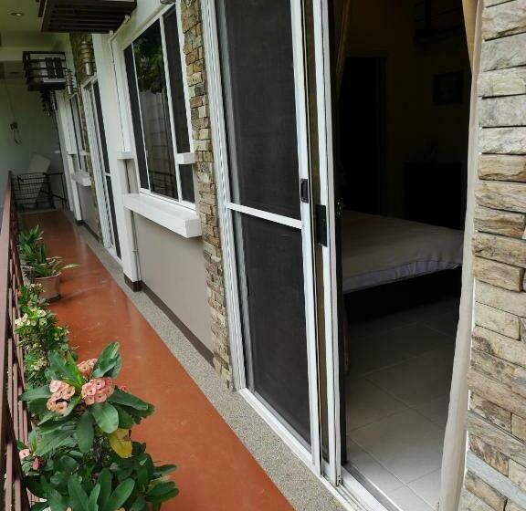 اتاق لوکس با بالکن, New Manila Suites
