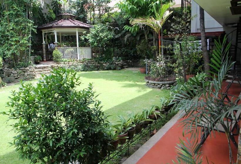 اتاق لوکس با بالکن, New Manila Suites