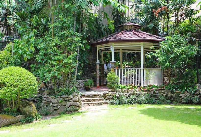 اتاق لوکس با بالکن, New Manila Suites