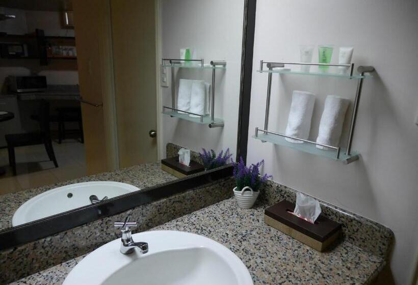 اتاق استاندارد با بالکن, New Manila Suites
